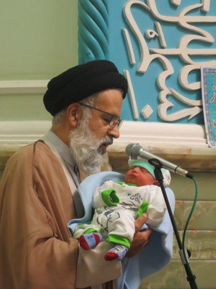 اذان و اقامه گفتن حجت‌الاسلام حسینی امام جماعت مسجد فائق در گوش یک نوزاد