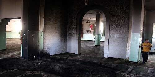 با انگیزه نژادپرستانه: یک مسجد و قرآنهای آن در هند آتش زده شد