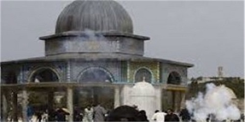 شهرک نشینان اسرائیلی با حمله به مسجد الاقصی زنان نمازگزار را دستگیر کردند