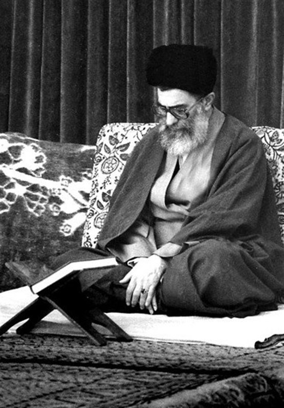 امام خامنه‌ای در حال خواندن قرآن