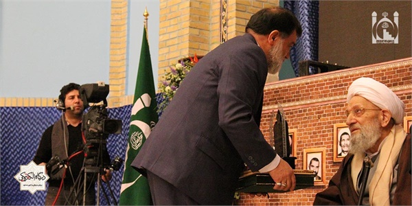 تجلیل از ائمه جماعات شهید در همایش ستارگان جاوید 25