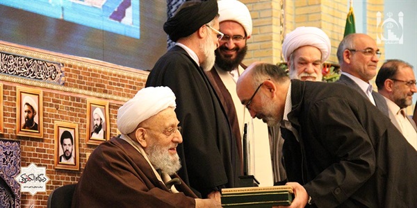 تجلیل از ائمه جماعات شهید در همایش ستارگان جاوید 18