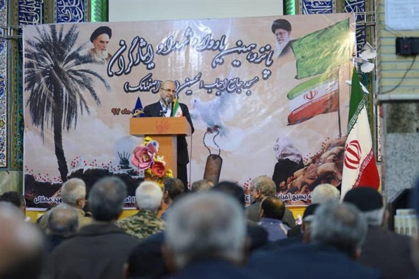 قالیباف در مسجد جامع اصفهانک