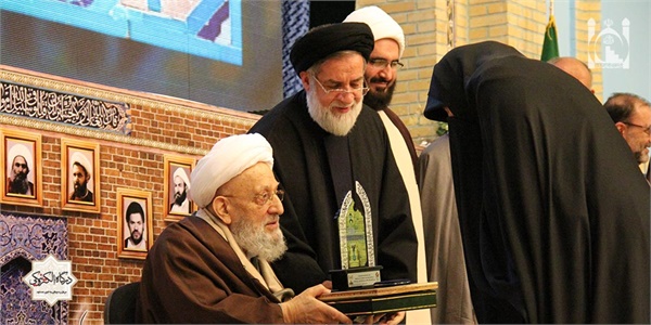 تجلیل از ائمه جماعات شهید در همایش ستارگان جاوید 19