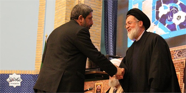 تجلیل از ائمه جماعات شهید در همایش ستارگان جاوید 21