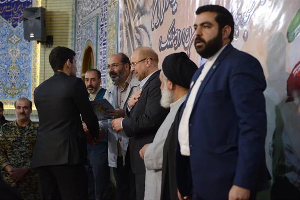 قالیباف در مسجد جامع اصفهانک