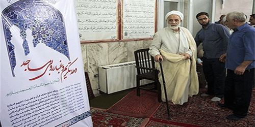 حضور حجت‌الاسلام قرائتی در آیین غبارروبی مسجد+عکس